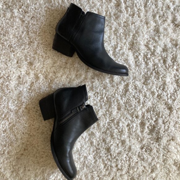 Clark's Black Booties Size 10 Leather Side Zip Small Heel Boots - Picture 2 of 4